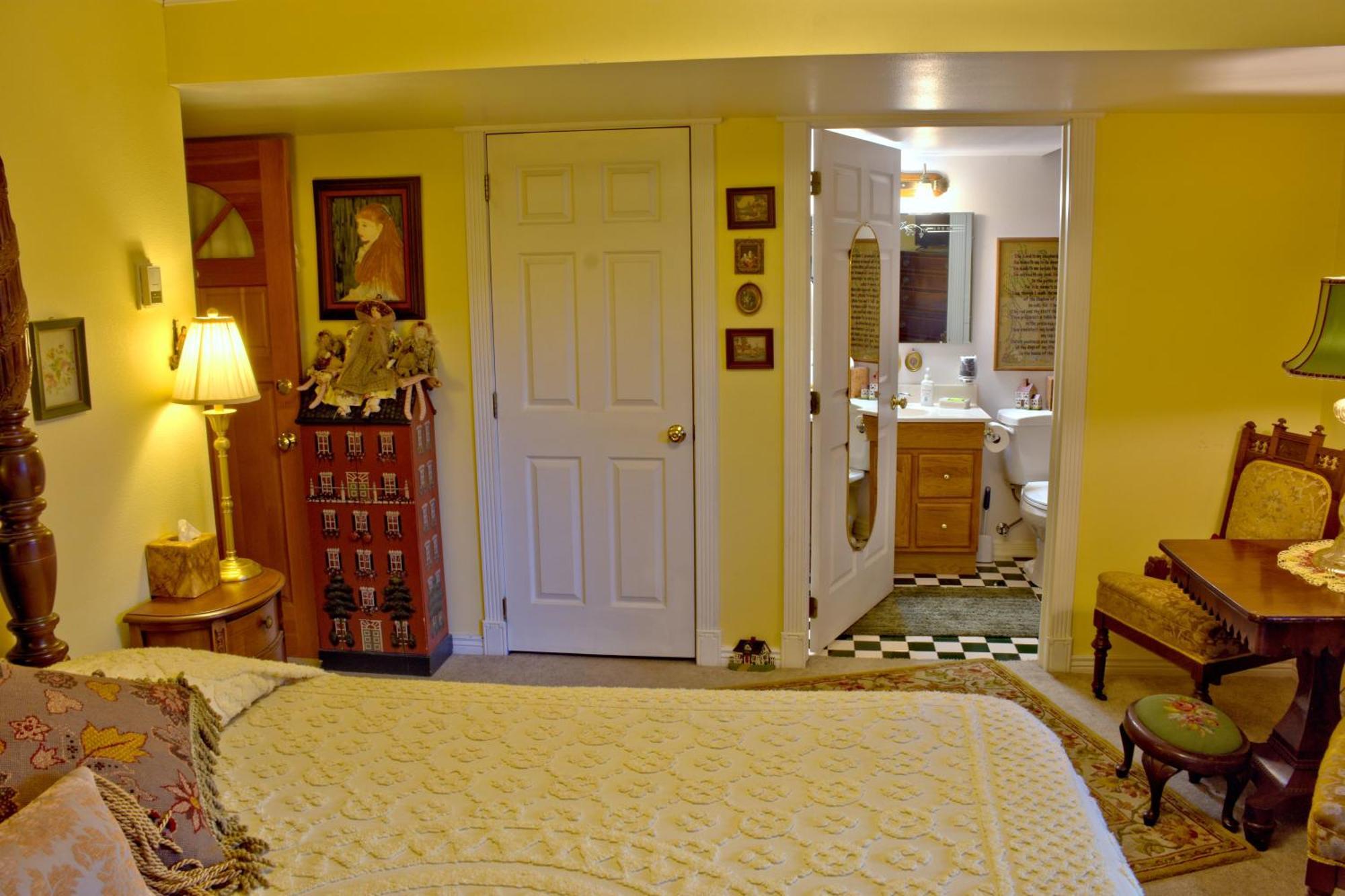 Big Yellow Inn Cedar City Room photo